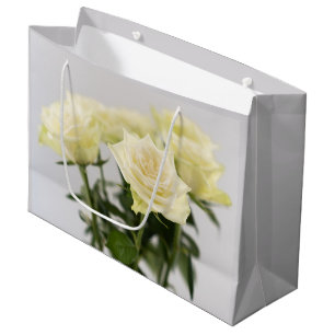 Weiße elegante Rosenblüten Fotografie auf Grau Große Geschenktüte