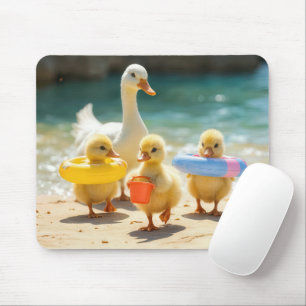 Weiße Ente mit Ducklings am Strand Mousepad