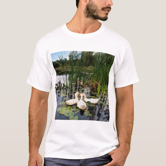 Weiße Enten, Lilienpads, Fesseln, Seeufer T-Shirt (Vorderseite)