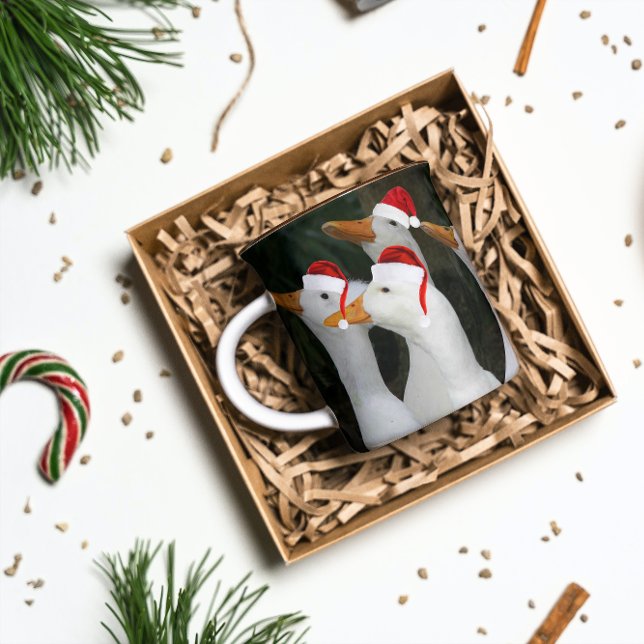 Weiße Enten mit roten Weihnachtsmannmützen Urlaub Tasse (In Situ Holidays)