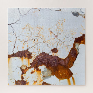 Weiße Farbe gebrochen, rostiges Auto. Puzzle