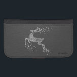 Weiße Farbtöne Flying Rentier Geldbeutel Hülle Für Das Samsung Galaxy S4<br><div class="desc">Weiße Retro-Blume,  die Rentiere über schwarzem Leder fliegen. Verfügbar über andere Produkte</div>