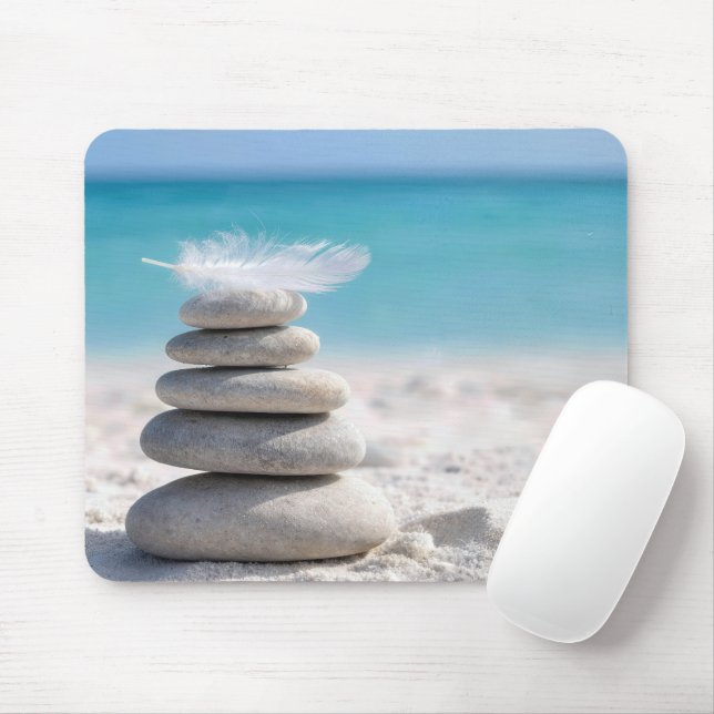 Weiße Feder auf einem Strandsteinhaufen Mousepad (Mit Mouse)