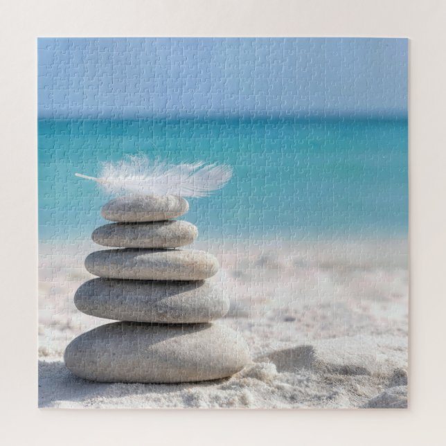 Weiße Feder auf einem Strandsteinhaufen Puzzle (Vertikal)