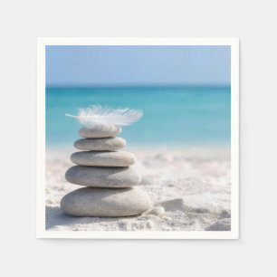 Weiße Feder auf einem Strandsteinhaufen Serviette