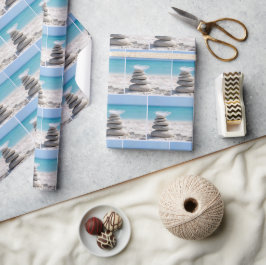 Weiße Feder auf einem Strandsteinmann Geschenkpapier