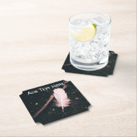 Weiße Feder im Wald