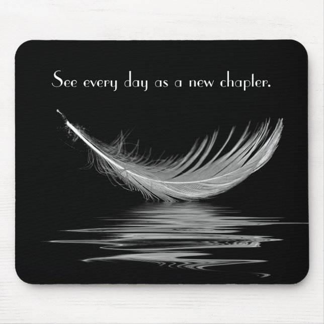 Weiße Feder mit Wasser Reflektion und Zitat Mous Mousepad (Vorne)