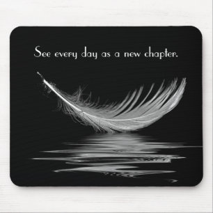 Weiße Feder mit Wasserreflexion und Zitat Mous Mousepad