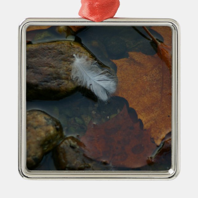 Weiße Feder Ornament Aus Metall (Vorne)