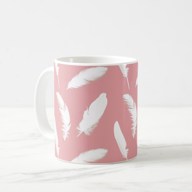 Weiße Federn auf Muschel Rosa Kaffeetasse (Vorderseite Links)