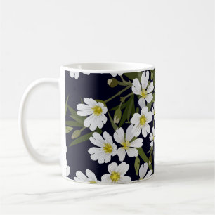 Weiße Feldblumen: Vintage-Muster. Kaffeetasse