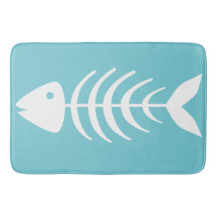 Weiße Fischknochen an der Küste Badematte