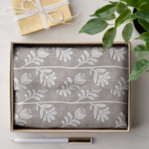 Weiße Floralsilhouette über Stein-Taupe-Rhythmus