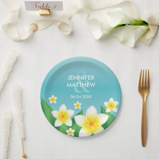 Weiße Frangipani-Blume auf einer tropischen Hochze Pappteller (Hochzeit)