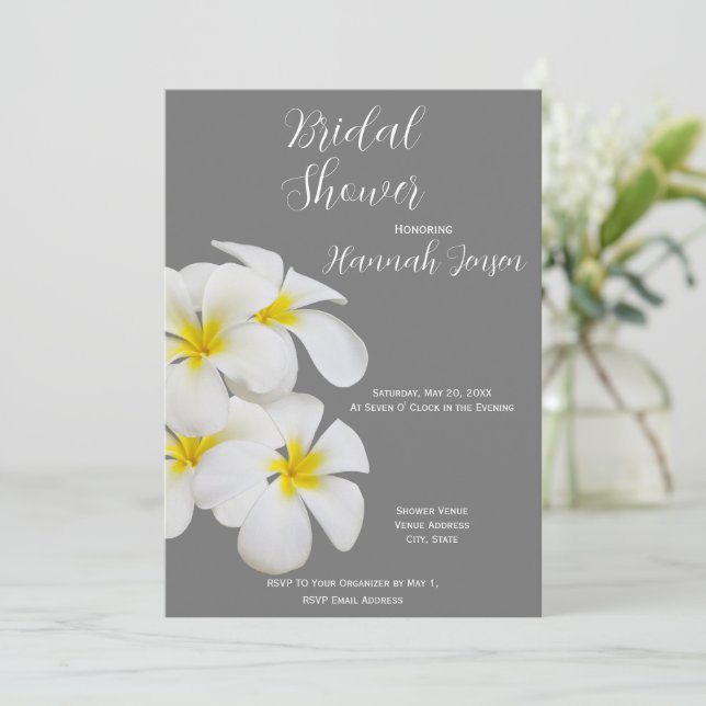 Weiße Frangipani-Blume, auf Mittelgrau, Bridal Einladung (Stehend Vorderseite)