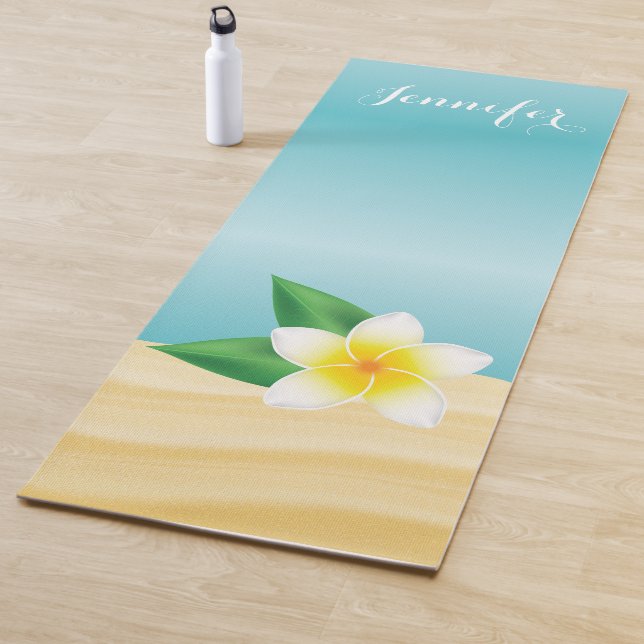 Weiße Frangipani-Blume mit personalisierbarem Name Yogamatte (Beispiel)