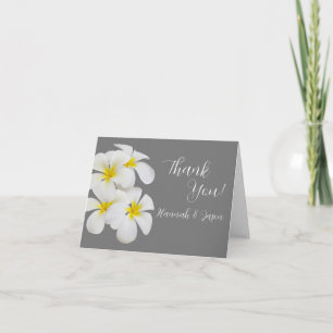 Weiße Frangipani-Blüten auf mittelgrauem Hintergru Dankeskarte
