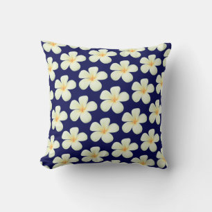 Weiße Frangipani Plumeria Blume auf Navy Blue Kissen