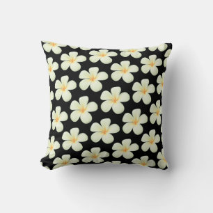 Weiße Frangipani-Plumerien-Blüten auf Schwarz Kissen
