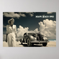 Weiße Frau geht am Strand von Miami
