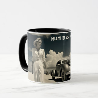 Weiße Frau geht am Strand von Miami Tasse