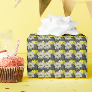 Weiße Frühlingsdaffodien Blumenmuster Geschenkpapier