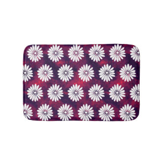 Weiße Gänseblümchen auf rauchigem Burgunder u. Badematte