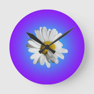 Weiße Gänseblümchen-Blumenflorale lila blaue Abstu Runde Wanduhr