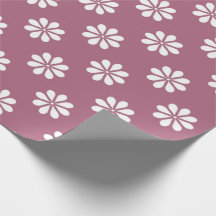 Weiße Gänseblümchen mit rosa Hintergrund