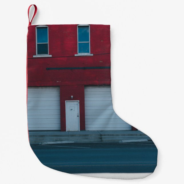 WEISSE GARAGE TÜREN SCHLIESSEN IM TAG KLEINER WEIHNACHTSSTRUMPF (Vorderseite)