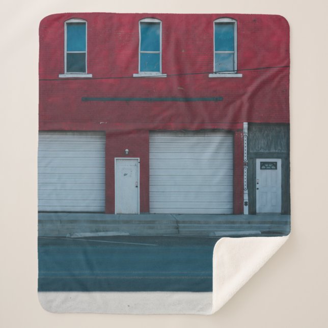 WEISSE GARAGE TÜREN SCHLIESSEN IM TAG SHERPADECKE (Vorderseite)