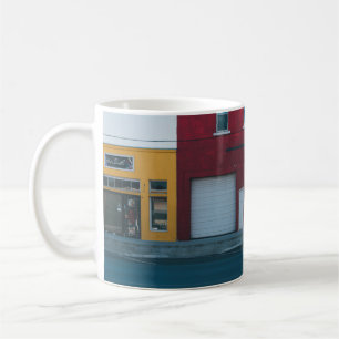 WEIßE GARAGENTORE WÄHREND DES TAGES GESCHLOSSEN KAFFEETASSE