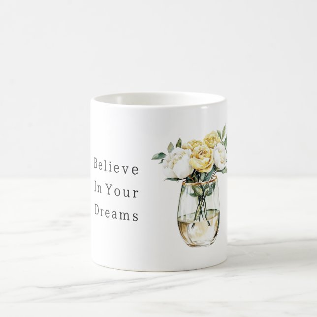 Weiße gelbe Blumen glauben an Träume Kaffeetasse (Mittel)