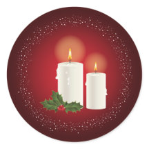Weiße, gemütliche Weihnachtskerzen auf Rot mit Hol