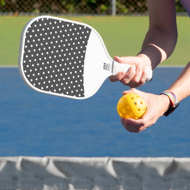 Weiße gepolsterte Punkte Dunkelgrauer Hintergrund Pickleball Schläger (InSitu)
