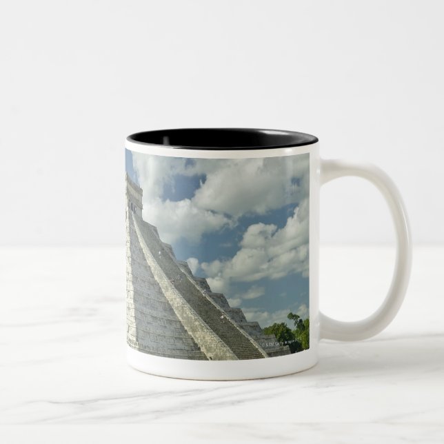 Weiße geschwollene Wolken über der Mayapyramide Zweifarbige Tasse (Rechts)