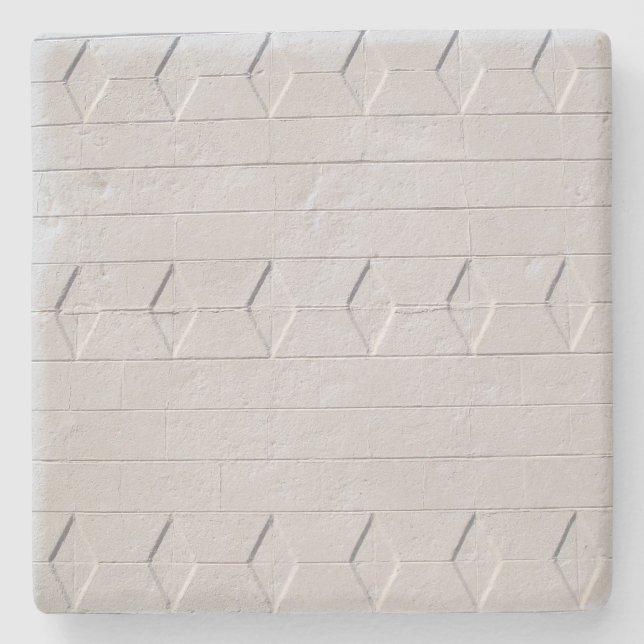 Weiße, gestrichene Mauer, quadratischer Untersetze Steinuntersetzer (Vorderseite)