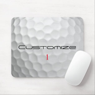 Weiße golfkugel mit strukturierter oberfläche und  mousepad