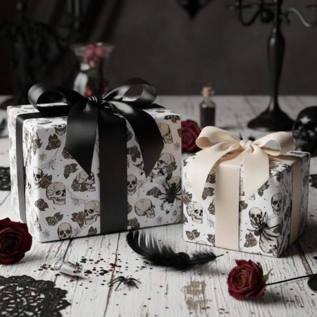 Weiße Gothische Schädel und Rose Blütenblätter Geschenkpapier (Gothic Black and White Floral Skulls Wrapping Paper. Vintage Dark Skull Roses Halloween Pattern)