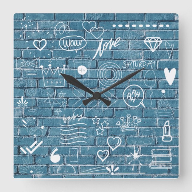 Weiße Graffiti an der blauen Wand Moderne Textkuns Quadratische Wanduhr (Vorderseite)