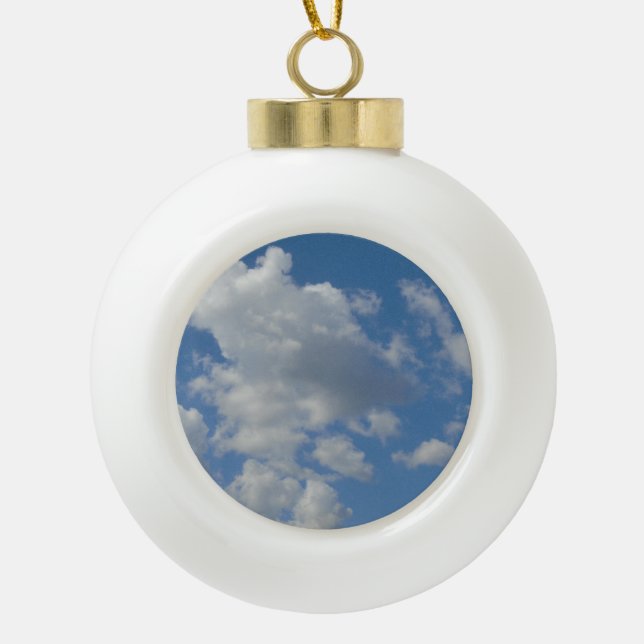 Weiße/graue Wolken und Blauer Himmel Keramik Kugel-Ornament (Vorderseite)