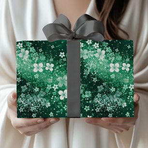 Weiße grüne Shamrocks und Punkte auf Dunkelgrün im Geschenkpapier