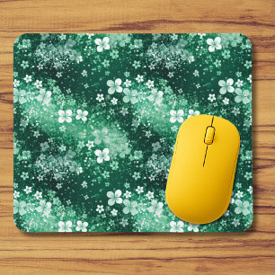 Weiße grüne Shamrocks und Punkte auf Dunkelgrün im Mousepad