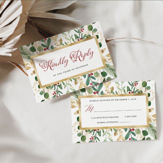 Weiße Grüne | Weihnachtsfeier RSVP Karte (An elegant, white Christmas wedding rsvp card with gold, green and red foliage)