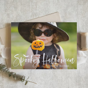 Weiße Gruselige Halloween-Pinsel-Lettering-Overlay Feiertagskarte
