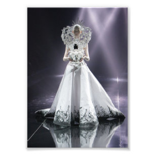 Weiße Haare Frauen in glänzender Kleidung Fotodruck