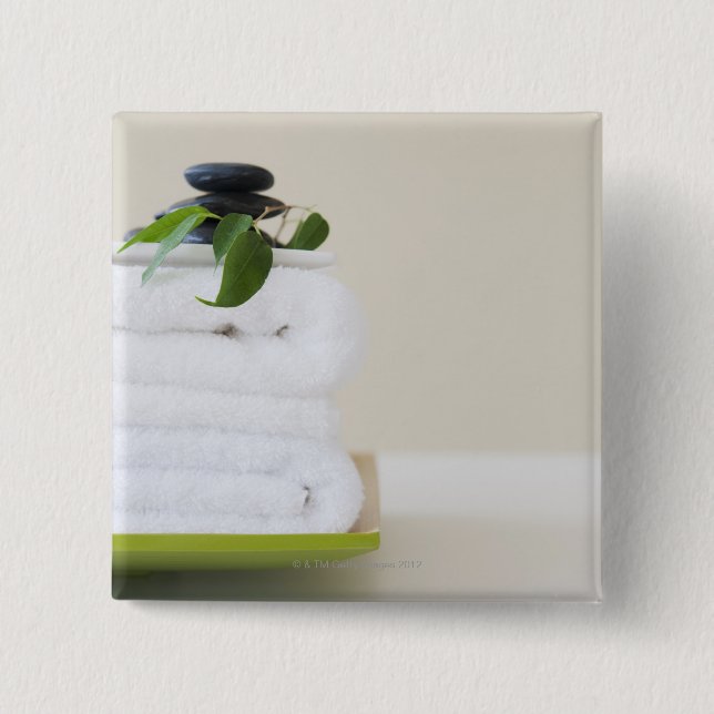 Weiße Handtücher und Wellness-Center Button (Vorderseite)