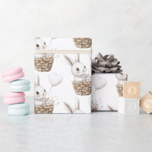 Weiße Hasenherzen in einem Baby-Shower-Korb Geschenkpapier