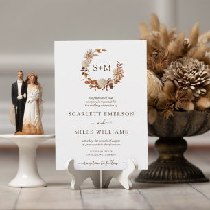 Weiße Herbst-Terrakotta-Monogramm-Kranz-Hochzeit Einladung